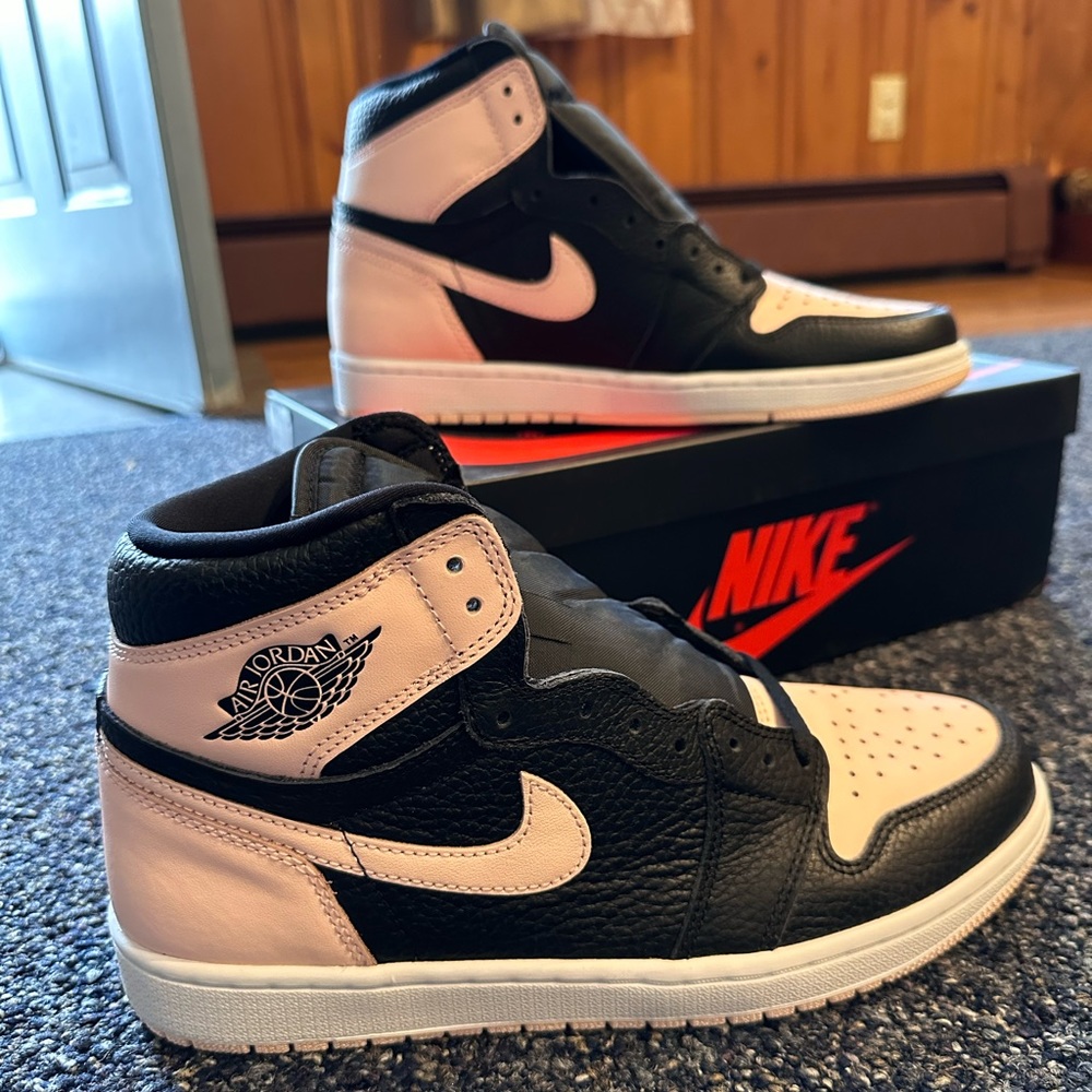 NEVER WORN! 10.5 men’s Nike Air Jordan Retro High OG in black/crimson tint